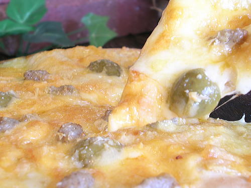 レッドチェダーチーズとパルメジャーノのピッツァ
