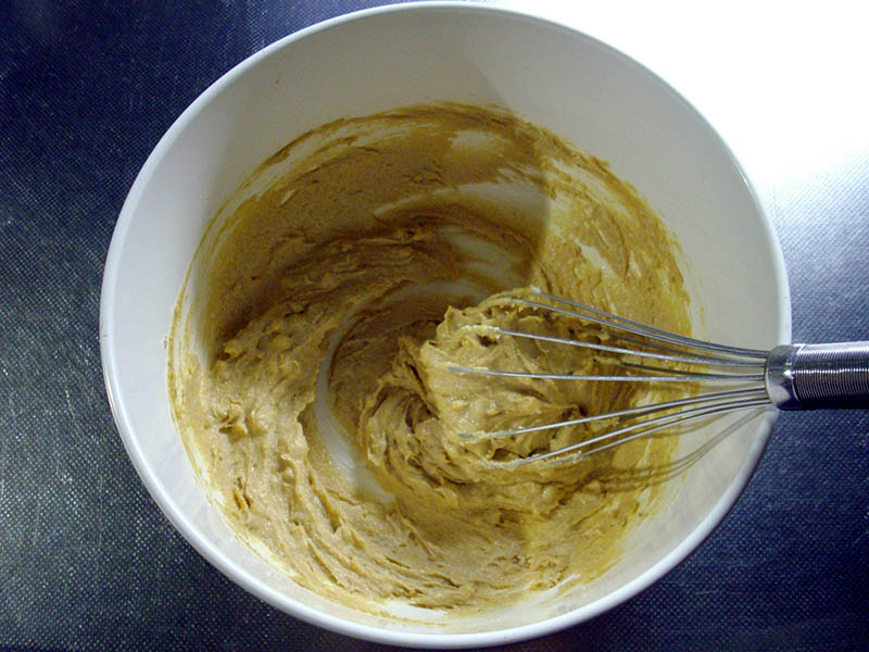 ボウルにピーナッツバター、バター、砂糖を入れ、よく練る