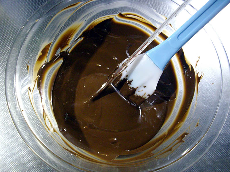 チョコが28度になったら再び5秒ほど湯せんにかけ、すぐにボウルを出してチョコを良く混ぜ、温度を30～32度にする。