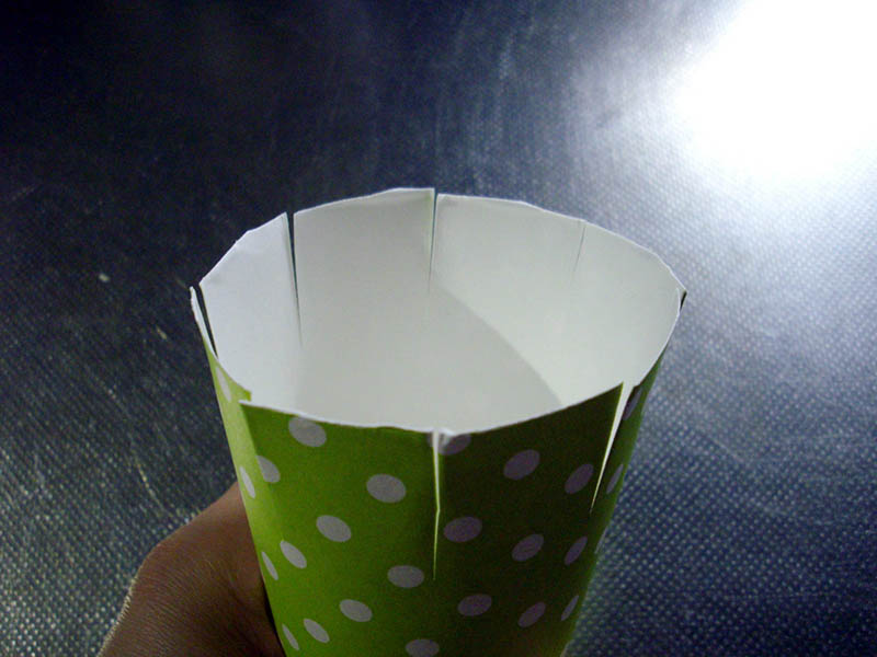2.	飲み口から垂直に、カップの半径より少し短い長さに切り込みを入れる