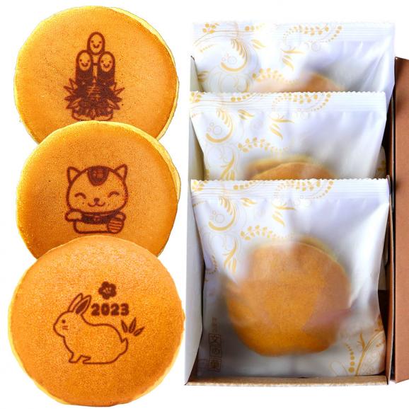 お正月 イラスト入り どら焼き 3個 小豆餡 化粧箱入り 干支 招き猫 門松 日本ロイヤルガストロ倶楽部の通販 お取り寄せなら ぐるすぐり