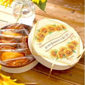 フランスでも愛されている「ひまわり」のブーケが華やかに描かれた夏限定パッケージの焼き菓子詰め合わせ。