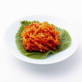 韓国では定番の「さきいかキムチ」！ さきいかの旨味とヤンニョムの甘味が絶妙です！ご飯やお酒のお共に！