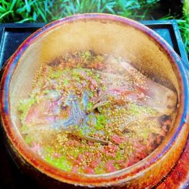 明石産天然鯛を炭火で焼き上げ贅沢に使用した炊き込みご飯です