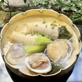 春の食材である京筍と北海道産鮑、三重または千葉県産蛤を実山椒で旨煮に仕上げました。