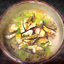 秋の味覚である松茸を贅沢に使用した香り豊かな今しか味わえない炊き込みご飯です。