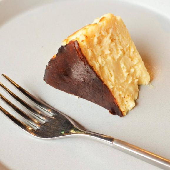 滋賀の郷土料理鮒ずしの飯（いい）を使ったバスクチーズケーキ　ii（いい）03