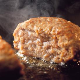 牛肉は北海道産100%。焼く直前までの下ごしらえ済み、短時間でふっくら焼けるハンバーグです。