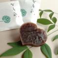 「賀茂葵」は、葵の文様を最高級の丹波大納言小豆で 京都らしい菓子に仕上げました。
