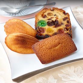 ルコントのスペシャリテ『フルーツケーキ』と、代表的な焼菓子『マドレーヌ』、『フリアン』の詰合せ。