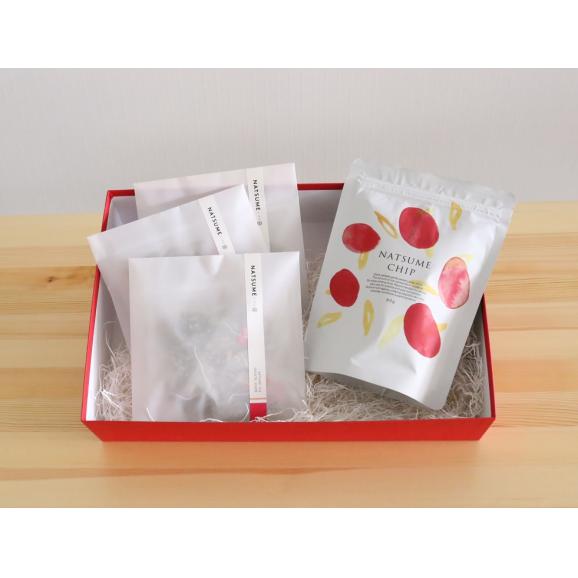なつめいろ ギフトbox なつめ色四角l ギフト お祝い のし無料 のし なつめチップ なつめティー 結婚お祝い 出産祝い お誕生日 プレゼント 母の日 ご挨拶 プチギフト 手提げ袋付き 熨斗 棗専門店 なつめいろの通販 お取り寄せなら ぐるすぐり なつめいろ ギフトbox なつめ色四角l ギフト お祝い のし無料 のし なつめチップ なつめティー 結婚お祝い 出産祝い お誕生日 プレゼント 母の日 ご挨拶 プチギフト 手提げ袋付き 熨斗 棗専門店 なつめいろの通販 お取り寄せなら ぐるすぐり