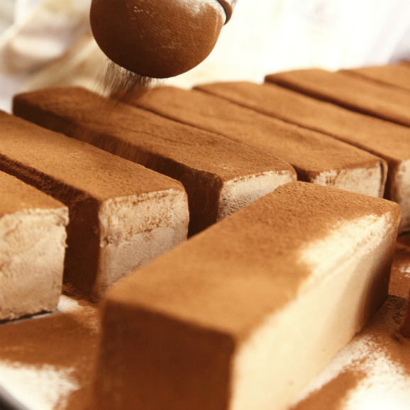 手提げ付き 生チョコレートケーキ クール冷凍 オッジ 目黒本店の通販 お取り寄せなら ぐるすぐり