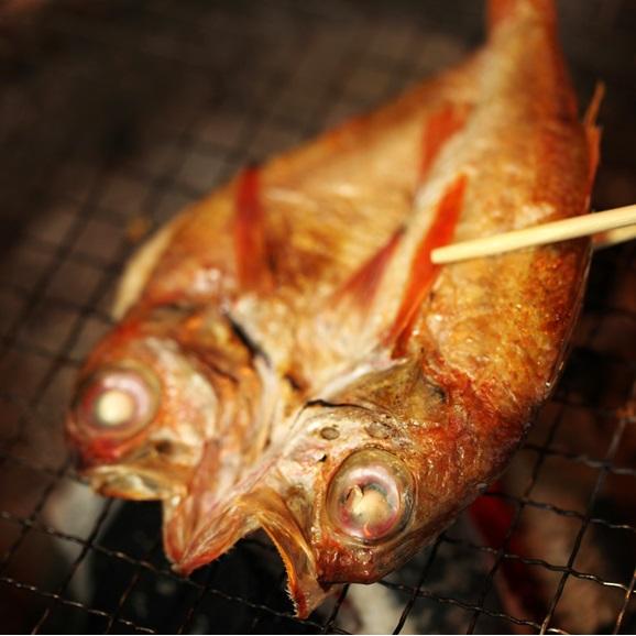 送料無料 今だけの２個セット のどぐろ入り 島根県沖の旬獲れ100 無添加のおためし干物 ２個セット 配送先が北海道 沖縄県の場合は送料がかかります 画像は１個セットです 有限会社 岡富商店の通販 お取り寄せなら ぐるすぐり