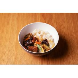 「健康」「革新」「環境に配慮した食材」をテーマに掲げた大阪・北新地「HATSU」の中華丼。