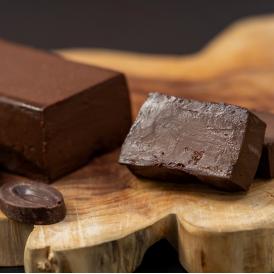 フランス産ヴァローナ社のチョコレートとブーダンノワールを組み合わせて作ったテリーヌショコラ。