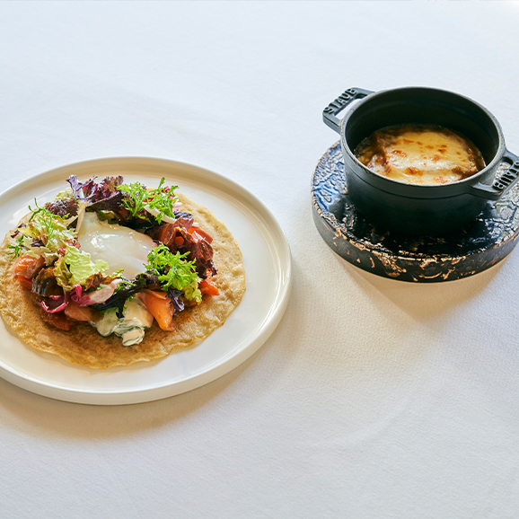 ルカンケ オニオングラタンスープ スモークサーモンと野菜のガレット Narumiプレート付 プレミアムミールキット 2人前 送料無料 食伯楽の通販 お取り寄せなら ぐるすぐり