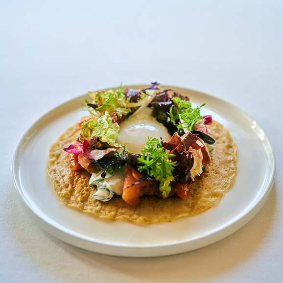 ルカンケ オニオングラタンスープ スモークサーモンと野菜のガレット Narumiプレート付 プレミアムミールキット 2人前 送料無料 食伯楽の通販 お取り寄せなら ぐるすぐり