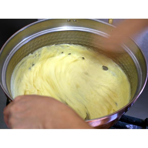 【クリームパン】手づくりのクレームパティシエールバニラビーンズを100％使用した本格カスタードクリーム。当店のロゴにもなった自慢のクリームパン（1個約64ｇ）03