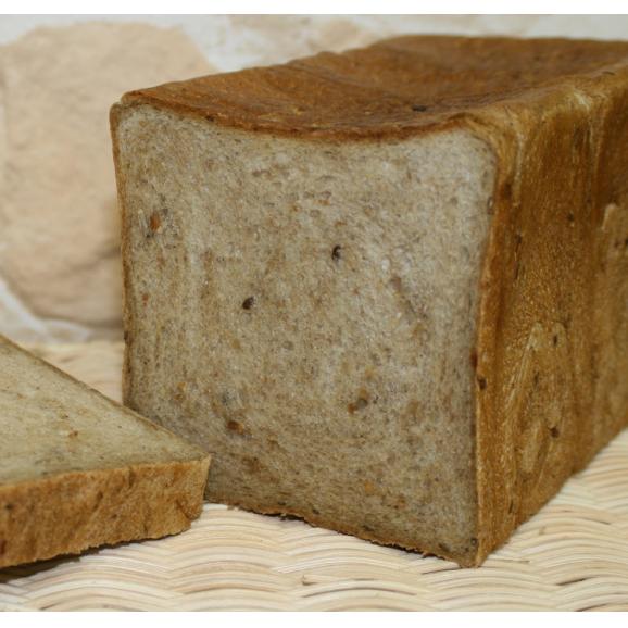 【五穀食パン（1斤）】ミネラル成分が豊富な五穀をたっぷり生地に練り込みました。生地はフレッシュバターなど厳選素材を使用しています（１斤約380ｇ）02