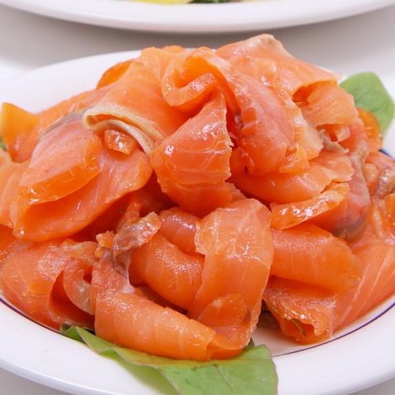 スモークサーモンの切り落とし1kg 500g 2 送料無料 ホテルやレストランの業務用 形は不揃いですが 味 は絶品です うま幸の通販 お取り寄せなら ぐるすぐり