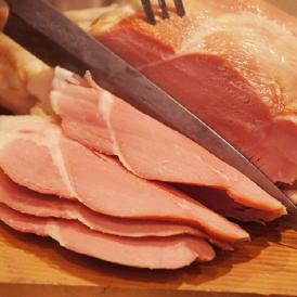 ギフト 肉 ハム 年末 北海道産ブランド豚使用 骨付きスネハム １本約２キロ 送料無料 冷蔵 同梱不可 工場直送
