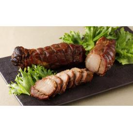 鹿児島県産黒豚をこだわりのタレに漬け込み、炭火窯で焼き上げた焼豚。上品な甘さと芳醇な香りが特徴です。